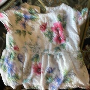 Cute floral Gap top